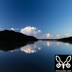 海面が鏡のように穏やかでした。浦内橋より。