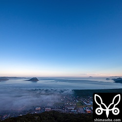 朝7時すぎに展望台に到着すると西側の山間から虹の松原へ霧が降りてきました。非常に幻想的な風景で妻と二人で喜んでいました。^^