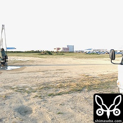 シロチドリやコアジサシが繁殖したり、昨年の今ごろは、 `コシャクシギ <https://shimasoba.com/blog/1027/>`_ や `オオチドリ <https://shimasoba.com/blog/850/>`_ もやってきました。他にもオオメダイチドリ、メダイチドリ、ムナグロなどが渡りの中継地に使っていた土地なのですが、ついに開発が始まるようです。