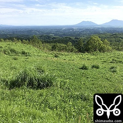久住高原の奥に見える山並みは「阿蘇の涅槃像」。言われてみれば、お釈迦様が仰向けに寝ている姿に見えるような気がする。