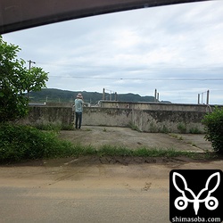 知らないうちに、最近カメラにハマっている3歳の息子がオオアジサシ撮影中の私を後ろから撮ってくれていた。^^